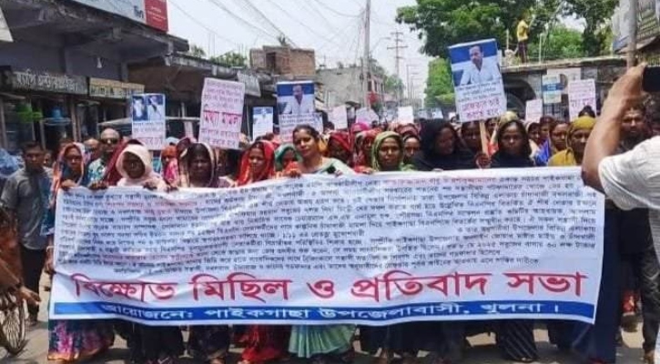 পাইকগাছায় বিএনপি নেতাদের নামে মামলা প্রত্যাহারের দাবিতে মানববন্ধন 